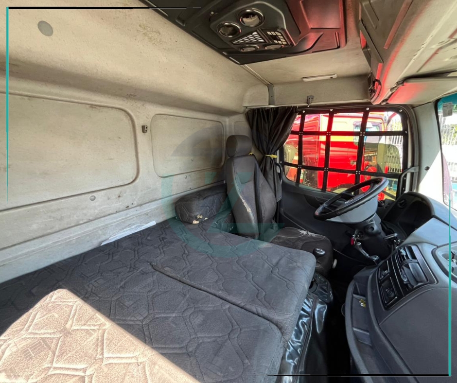 Caminhão MERCEDES BENZ MB 2426 Baú Furgão ANO 2012 de Azzioly Caminhões em São Paulo