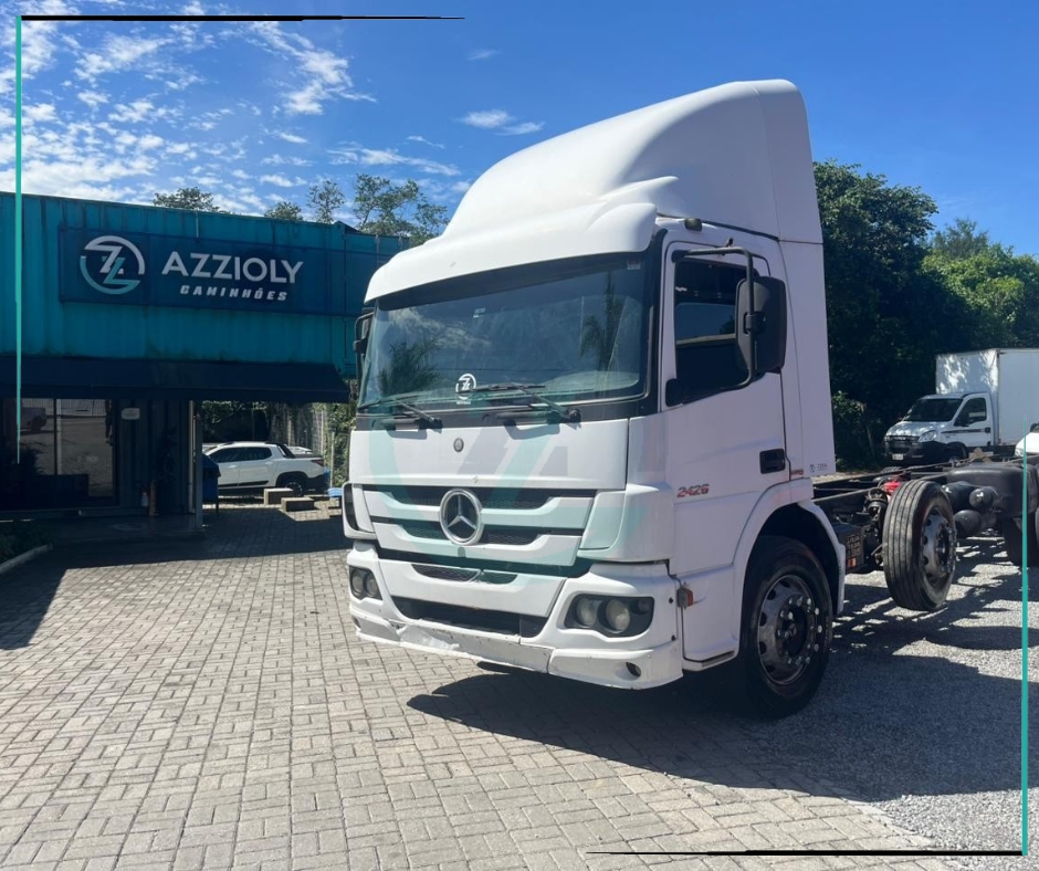 Caminhão MERCEDES BENZ MB 2426 Baú Furgão ANO 2012 de Azzioly Caminhões em São Paulo