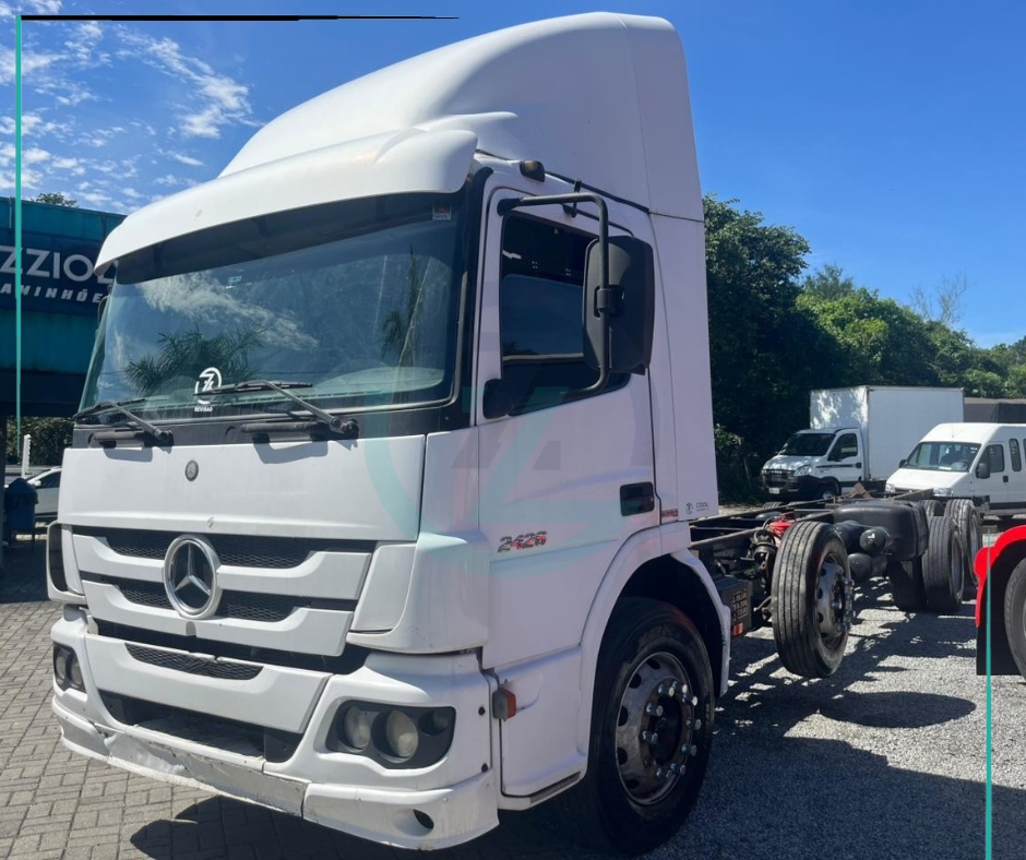 Caminhão MERCEDES BENZ MB 2426 Baú Furgão ANO 2012 de Azzioly Caminhões em São Paulo