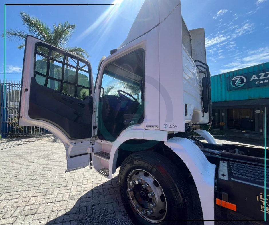 Caminhão MERCEDES BENZ MB 2426 Baú Furgão ANO 2012 de Azzioly Caminhões em São Paulo