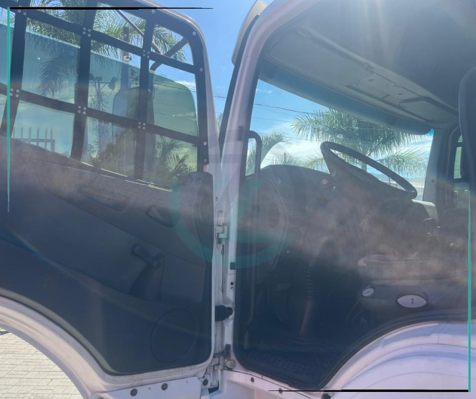 Caminhão MERCEDES BENZ MB 2426 Baú Furgão ANO 2012 de Azzioly Caminhões em São Paulo