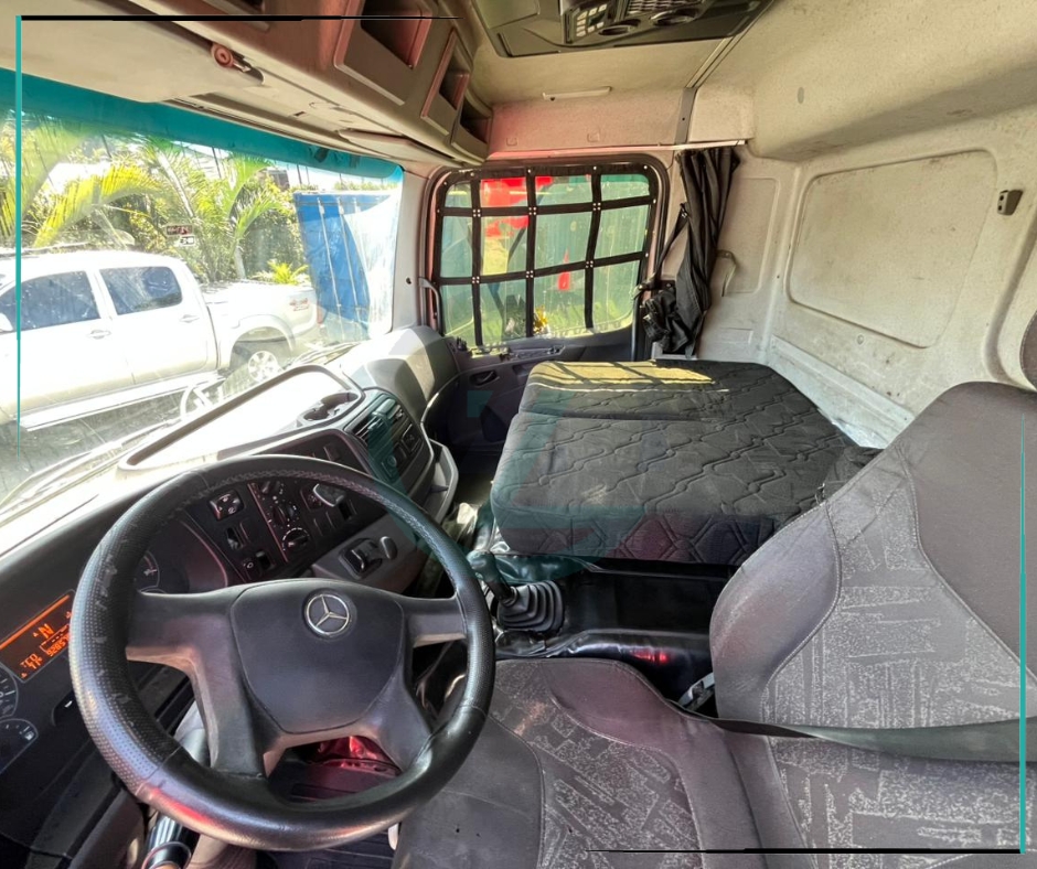 Caminhão MERCEDES BENZ MB 2426 Baú Furgão ANO 2012 de Azzioly Caminhões em São Paulo