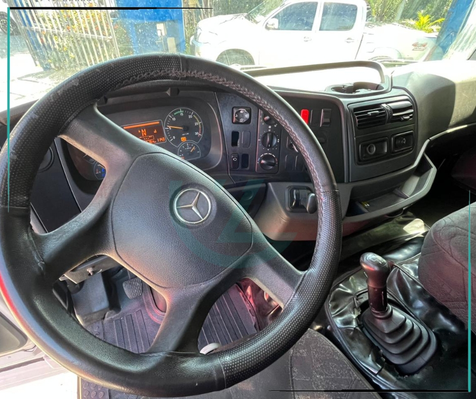 Caminhão MERCEDES BENZ MB 2426 Baú Furgão ANO 2012 de Azzioly Caminhões em São Paulo