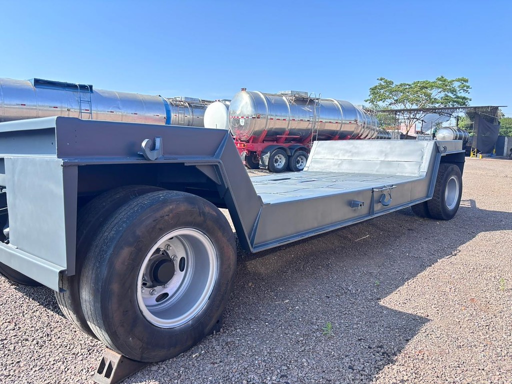 Carreta SEMI-REBOQUE PRANCHA Randon ANO 2002 1 Eixo de 13 Caminhões em São Paulo