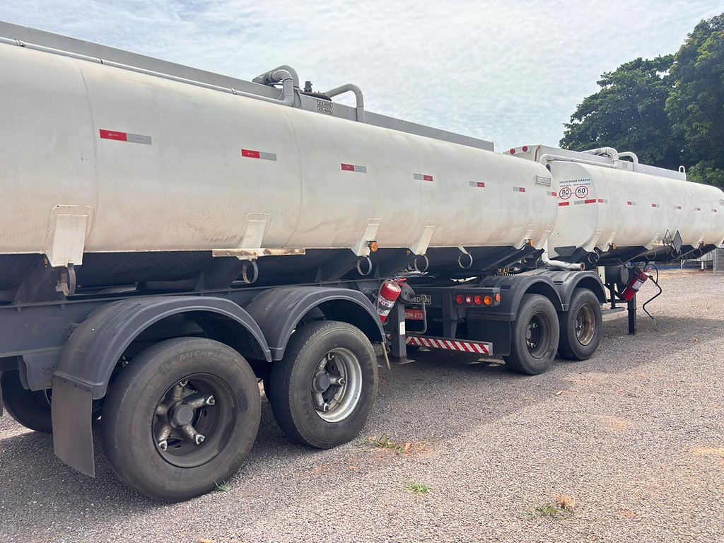 Carreta BITREM TANQUE AÇO Randon ANO 2001 4 Eixos de 13 Caminhões em São Paulo